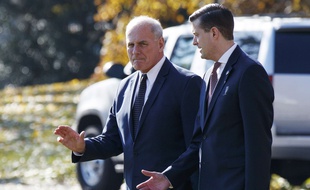 Le chief of staff John Kelly, aux côtés de l'ex-secrétaire du personnel de la Maison Blanche, Rob Porter, le 29 novembre 2017.