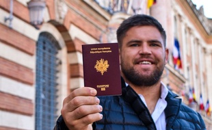Le pilier du Stade Toulousain Maks Van Dyk montre fièrement le passeport français qu'il vient d'obtenir.