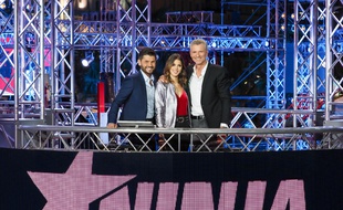 Christophe Beaugrand, Iris Mittenaere et Denis Brogniart, les trois animateurs de Ninja Warrior sur le plateau du jeu pour la saison 4.