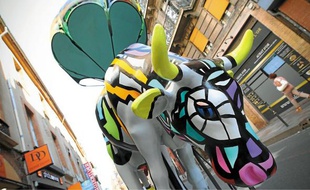 La D-Day Cow de l'artiste Did Dontzoff, exposée rue de Rémusat, est l'une des 52 vaches participant à l'événement.