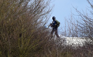 La police sur le toit d'un bâtiment à Dammartin-en-Goële, où sont retranchés les frères Kouachi, le 9 janvier.