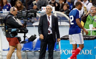 Mais le 5 septembre 2009, la France ne peut faire que match nul (1-1) en match retour face à la Roumanie et se retrouve (comme en 2005) mal embarquée dans une campagne de qualification.