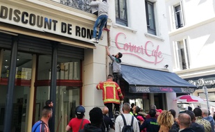 Des passants escaladent une façade et sauvent trois enfants d’un incendie