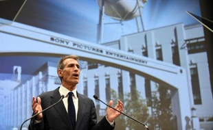 Le PDG de Sony Pictures Michael Lynton lors d'une conférence de presse au siège de la compagnie à Tokyo le 18 novembre 2014