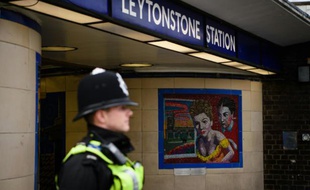 Un policier britannique surveille l'entrée du métro Leytonston au nord de Londres le 6 décembre 2015