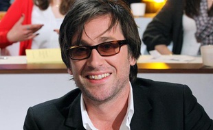 Thomas Dutronc sur un plateau de télévision en avril 2012.
