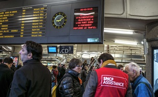 Des agents SNCF renseignent les clients à la gare Lyon-Part-Dieu, le 26 février 2015. AFP PHOTO / JEFF PACHOUD