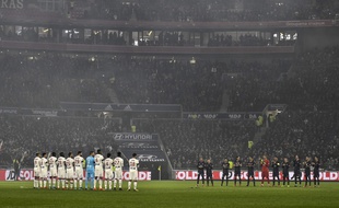 Les joueurs lyonnais et parisiens respectent ici la minute d'applaudissements dédiée à Paul Bocuse, dimanche avant OL-PSG à Décines. JEFF PACHOUD