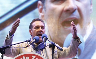 Le dirigeant du parti autrichien d'extrême-droite FPÖ, Heinz-Christian Strache, le 27 septembre 2013 à Vienne, en Autriche.