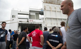 Des grèvistes devant le ferry "Jean-Nicoli" de la SNCM bloqué le 4 juillet 2014 dans le port de Marseille