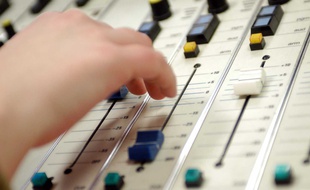 Illustration d'un studio de radio.