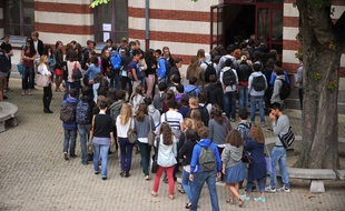 Les abords d'un lycée français en 2016.
