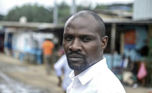 L'écrivain gabonais Janis Otsiemi dans le quartier des Charbonnages à Libreville, le 23 septembre 2015