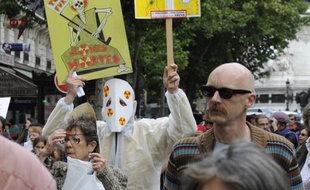 Trois mois après Fukushima, quelques milliers de manifestants réclament la fin du nucléaire en France (le samedi 11 juin 2011 à Paris)