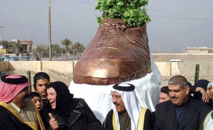 Des irakiens inaugurent un monument en bronze en l'honneur du journaliste Mountazer al-Zaidi qui avait lancé sa chaussure sur le président américain George W. Bush, Tikrit, le 27 janvier 2009.