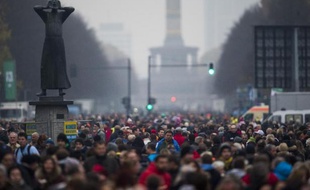 La foule, porte de Brandebourg, à Berlin, le 9 novembre 2014