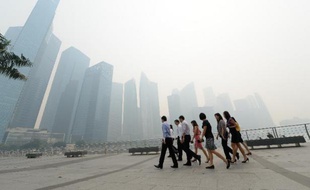 Singapour étouffait jeudi sous des records historiques de pollution, dus à des feux volontaires allumés sur l'île indonésienne voisine de Sumatra.