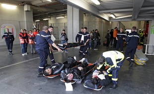 Illustration d'un exercice de secours.ercice de simulation d'attaque terroriste multiple au satde Pierre-Mauroy dans le cadre de mesures mises en oeuvre pour la scurisation de l'Euro 2016 de football.