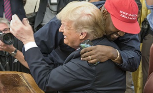 Kanye West et Donald Trump dans une puissante accolade à la Maison Blanche, le 11 octobre 2018.
