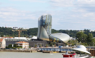 La Cité du vin à Bordeaux, dans le quartier où se trouve également l'oeuvre Le Vaisseau Spatial, de Suzanne Treister.