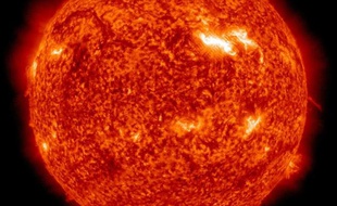 Une éruption solaire observée par la Nasa, le 10 mars 2012