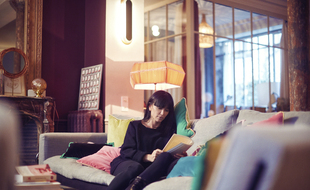 Jenifer prend la pose au milieu des objets de la collection Ligati.