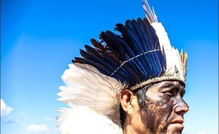 Ladio Veron, en tenue traditionnelle, est venue plaider la cause de son peuple en France.