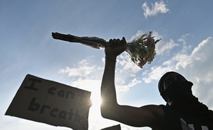 A Brooklyn (New York), deux voitures de police encerclées par les manifestants ont foncé dans la foule qui réclamait justice pour George Floyd.