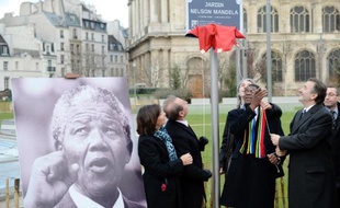 Le maire de Paris Bertrand Delanoë (PS) a inauguré jeudi en plein centre de la capitale un jardin "Nelson Mandela" en compagnie du ministre sud-africain de la Culture Paul Mashatile, qui a appelé à "perpétuer les enseignements" du héros de la lutte anti-apartheid.