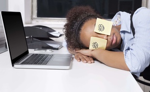 Cette employée n'a clairement pas eu le temps de recharger ses batteries. Et, comme nous, elle aimerait ne plus avoir besoin de dormir. Illustration.