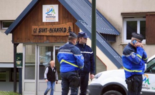 Gendarmes devant le chalet Saint-Bernard à Ascou, dans l'Ariège, le 10 juillet 2014, après la mort d'un garçon de 8 ans, victime d'une intoxication alimentaire