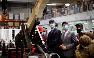 Bruno Le Maire et Alain Griset visitent en septembre 2020 l'usine Klubb, spécialisée dans la fabrication de nacelles élévatrices, a Ferrieres en Brie.