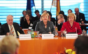 La chancelière allemande Angela Merkel a reçu mercredi 120 élus, ministres et responsables d'associations pour un sommet sur l'intégration, question qui provoque un débat virulent dans le pays.