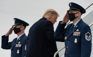 Donald Trump monte à bord de l'hélicoptère Marine One, le 12 janvier 2021.