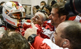 Sebastian Vettel fête sa victoire au GP de Singapour avec les membres de son écurie Ferrari, le 20 septembre 2015.