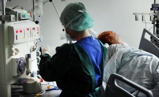 Une infirmière s'occupe d'un patient contaminé par forme virulente de la bactérie E. coli qui sévit actuellement en Europe, le 1er juin 2011 à la clinique universitaire de Hambourg-Eppendorf (UKE), en Allemagne.