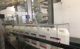 L'entreprise Christeyns basée à Vertou près de Nantes produit du gel hydroalcoolique par bidons