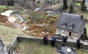 Des habitants observent, le 28 février 2015, le glissement de terrain qui depuis la veille a coupé du monde un hameau du village de Gazost, dans les Hautes-Pyrénées