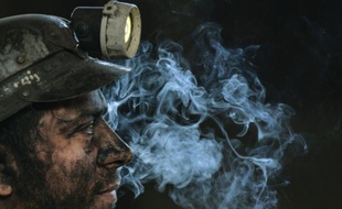 Un mineur photographié à la fin de sa dernière descente dans la mine de Petrila le 30 octobre 2015