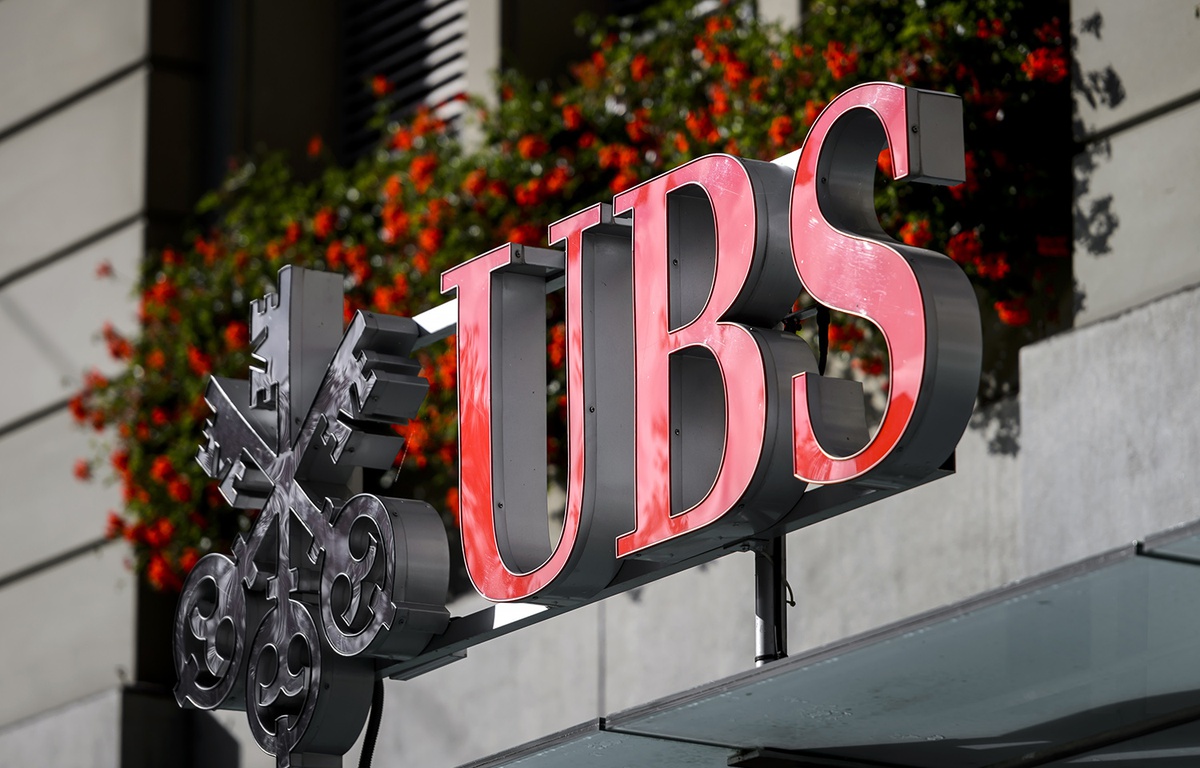 Fraude Fiscale Banque Suisse Le tribunal décide de poursuivre le procès à 10 milliards d'euros pour la  banque UBS