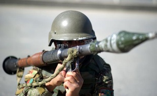 Un homme portant l'uniforme de l'armée afghane a abattu samedi trois soldats américains dans l'est de l'Afghanistan, a-t-on annoncé de diverses sources officielles en Afghanistan.