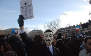 Un manifestant porte un masque Anonymous le 11 janvier à Paris.