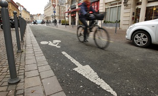 Un vélo roule dans un contre-sens cyclable à Lille