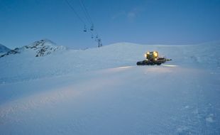 Une dameuse en haut des pistes (illustration).