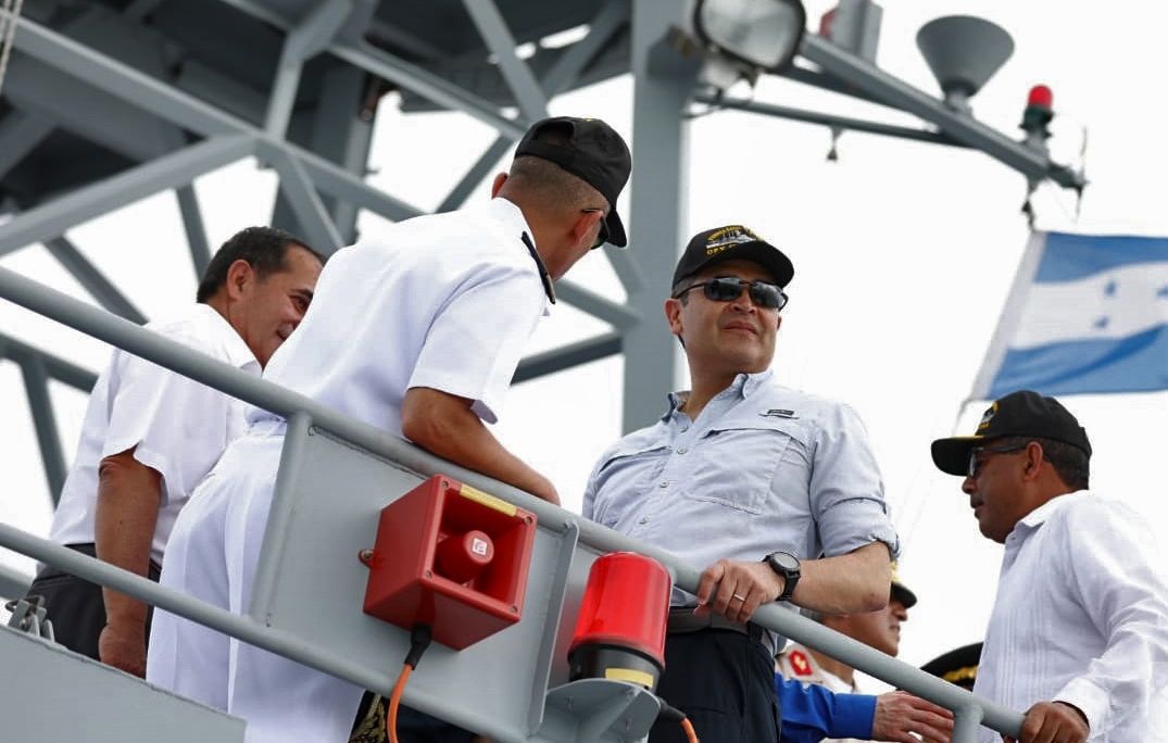 Le président du Honduras, Juan Orlando Hernandez, à bord d'un navire de patrouille acheté à Israël, le 17 janvier 2020 à Puerto Cortes.