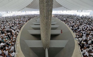 Quelque 2,5 millions de fidèles en pèlerinage à La Mecque ont entamé vendredi le rituel de lapidation de Satan, au premier jour de l'Aïd Al-Adha, la fête du sacrifice célébrée par les musulmans dans le monde entier.