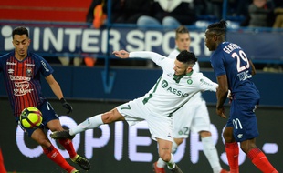 Rémy Cabella, ici à la lutte avec Saîf-Eddine Khaoui et Romain Genevois, a notamment été impliqué sur trois des cinq buts stéphanois samedi à Caen. JEAN-FRANCOIS MONIER