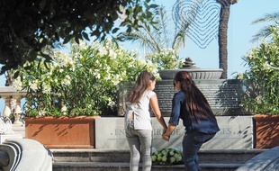 Inès, une petite orpheline de 11 ans, est venue déposer quelques fleurs