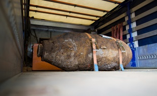 Disarmed World War II bomb is pictured on the platform of a truck near Muehlheim Bridge in Cologne, western Germany, on May 27, 2015. German authorities evacuated around 20,000 people from their homes in the western city of Cologne till the World War II bomb was disarmed on the afternoon of May 27, 2015. AFP PHOTO / DPA / ROLF VENNENBERND +++ GERMANY OUT