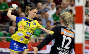 Manon Houette et la fameuse jupe de Metz Handball, ici lors du Final Four de Ligue des champions, le 12 mai à Budapest. ATTILA KISBENEDEK